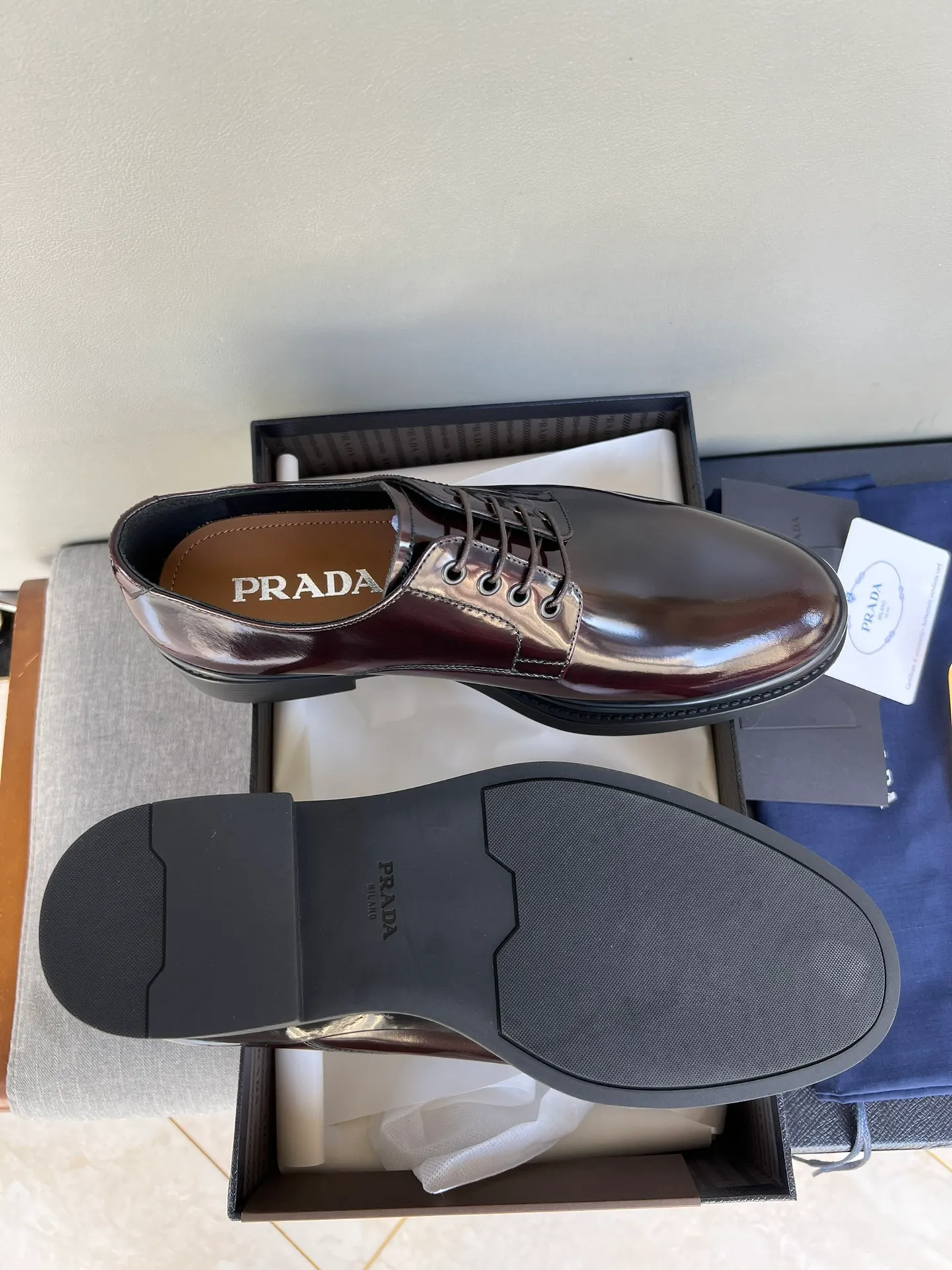 Men's shoes 💰860 💰Best recommendation✨PRADA Prada top purchasing quality imported upper with color-brushed edge beads carved toe design cowhide lining private molded TPU outsole non-slip, wear-resistant and elastic fashionable and versatile burgundy black blue 39-44 in stock (38, 45 customized for replacement, return and exchange)